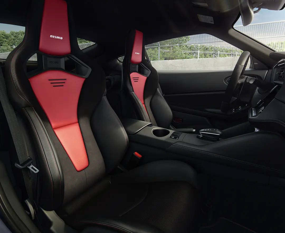 NISMO RECARO® LEATHER-APPOINTED SEATS WITH ALCANTARA® INSERTS